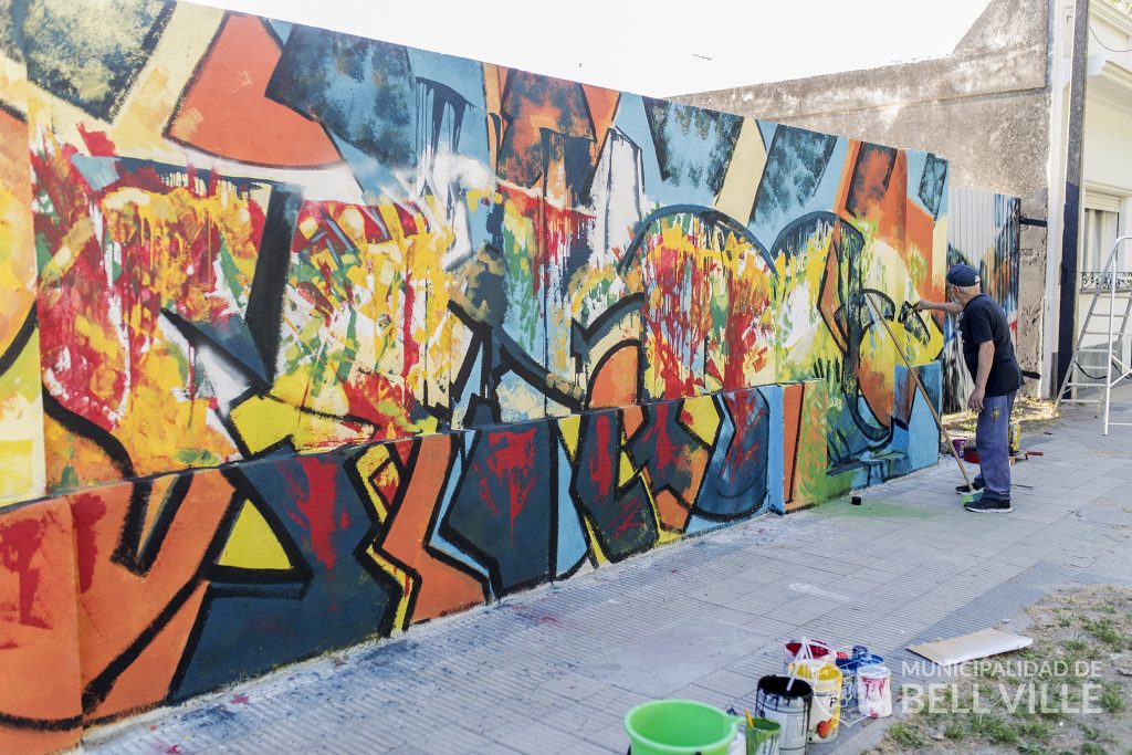 En sus 50 años en el arte, Nani Cabral concluye un mural en el Centro Cultural Municipal