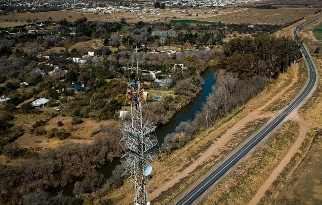 Se trabaja en el balizamiento de la antena de Canal 10-SRT