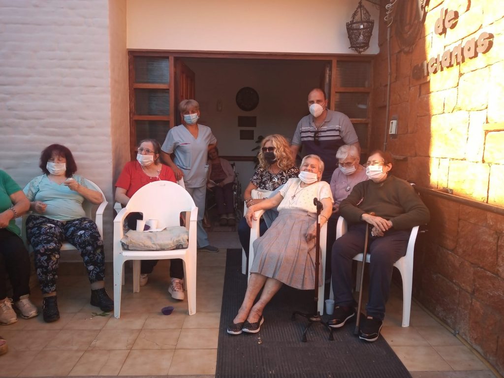 Las residentes del Asilo de Ancianas fueron agasajadas por el Día de la Madre