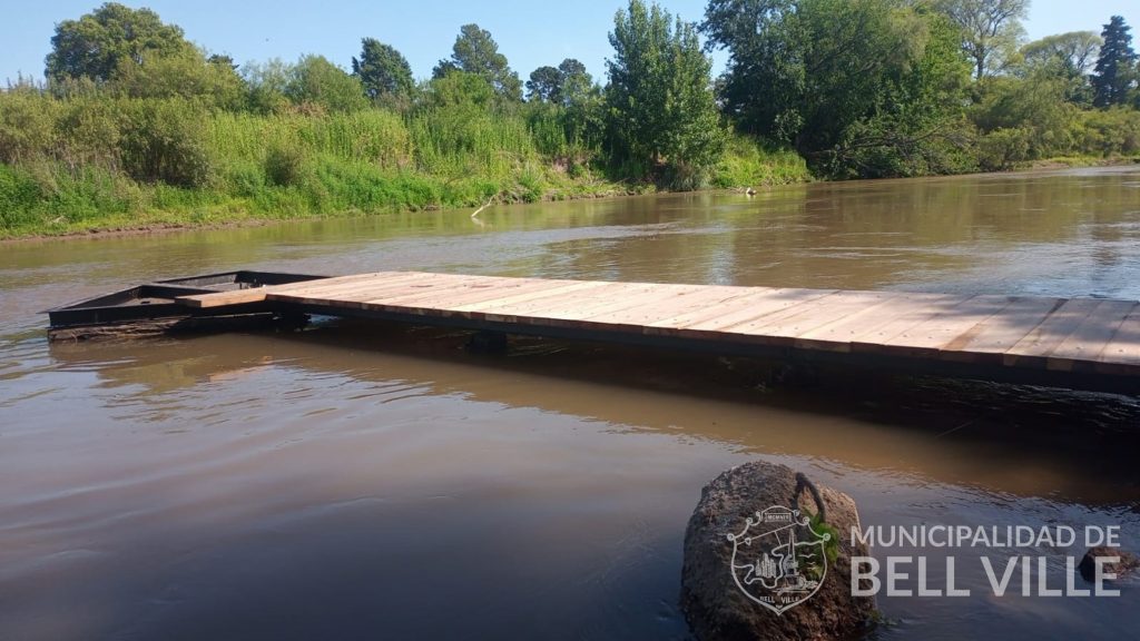 Está finalizando la reconstrucción del muelle en el río en el sector del balneario El Diquecito