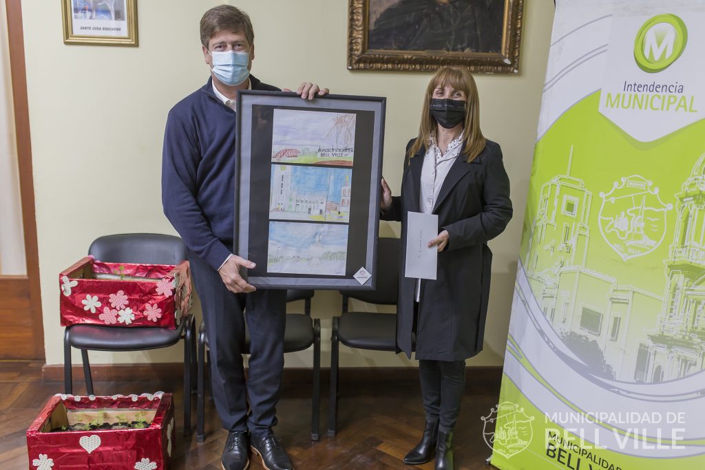 El Instituto María Montessori obsequió al municipio plantines y cuadros de producción propia