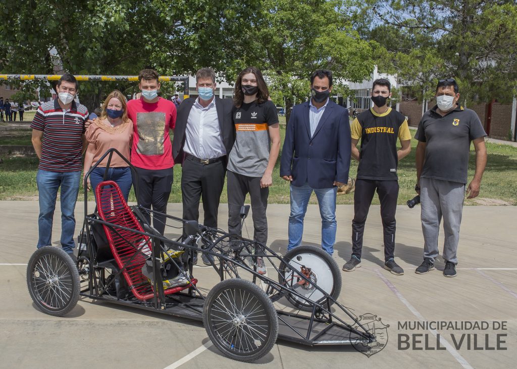 Se presentó el auto eléctrico de la ex ENET que participará en diciembre de la carrera Desafío Eco YPF