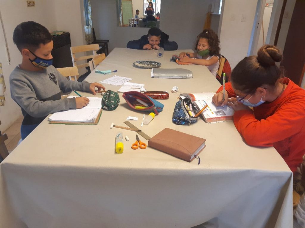 A las clases de apoyo escolar de los Núcleos Barriales asisten alrededor de 200 alumnos