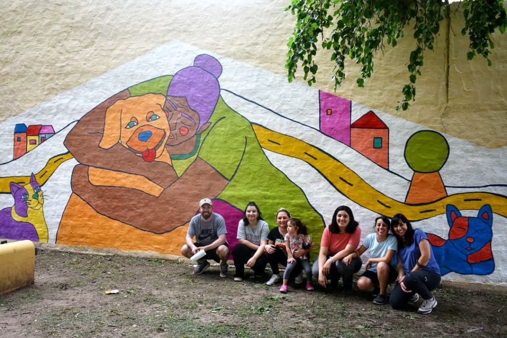 En plaza La Escondida, un colorido mural en favor de los animales