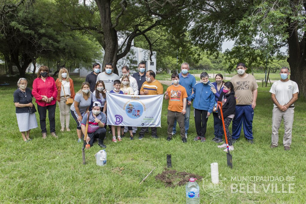 Por el mes de las Personas con Discapacidad se plantaron árboles