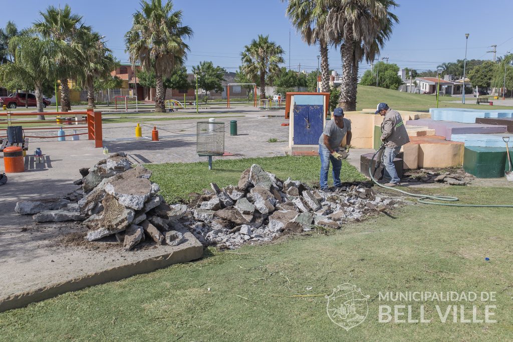 Se cumplen reparaciones varias en la Plaza de los Niños-Eva Perón