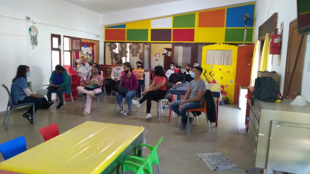 Reunión con padres en la Casa del Niño sobre límites en el grupo familiar