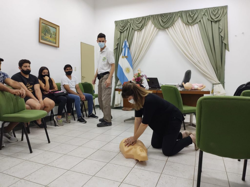 Continúan las capacitaciones de personal municipal en RCP y bioseguridad