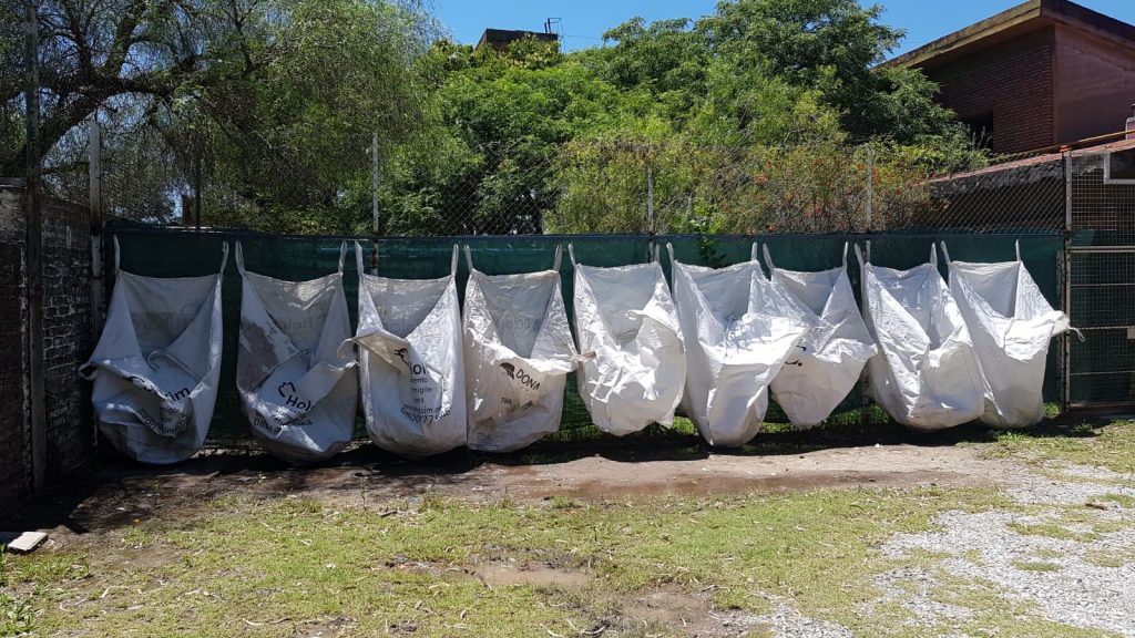 Crece la recolección de botellas plásticas en dependencias de Acción Social