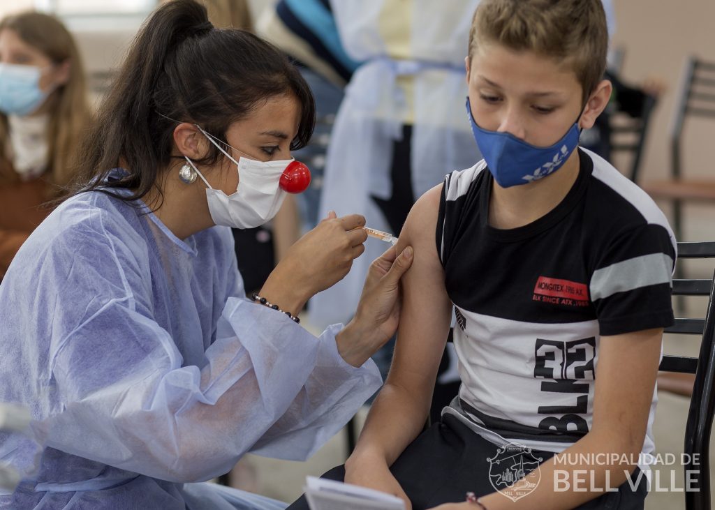 Llamado a jóvenes que recibieron la primera vacuna a inocularse con la segunda