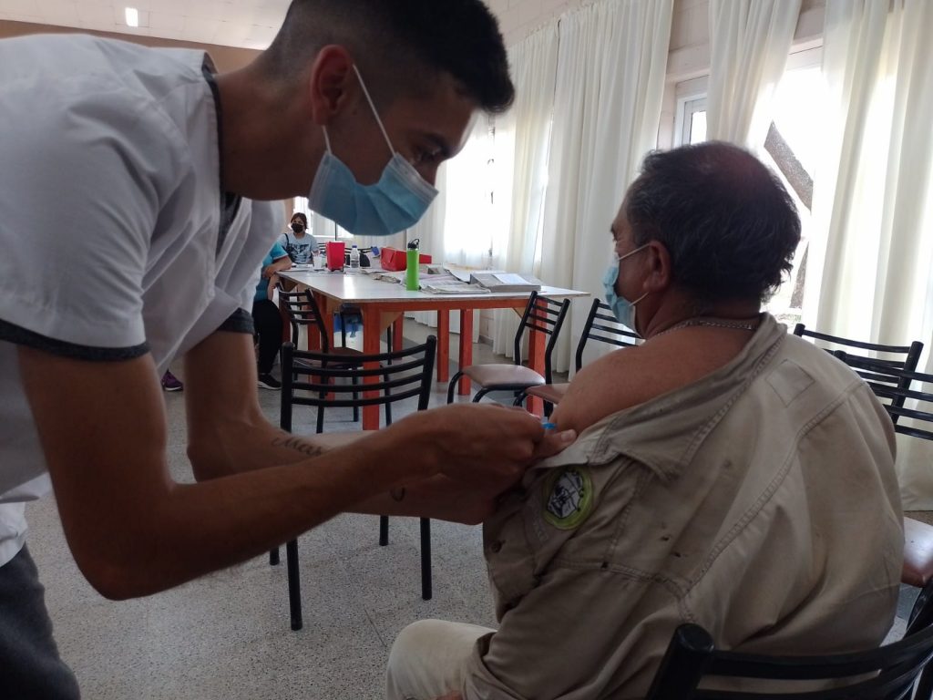 Los casos positivos sumaron hoy 332 y se vacunaron a 612 personas