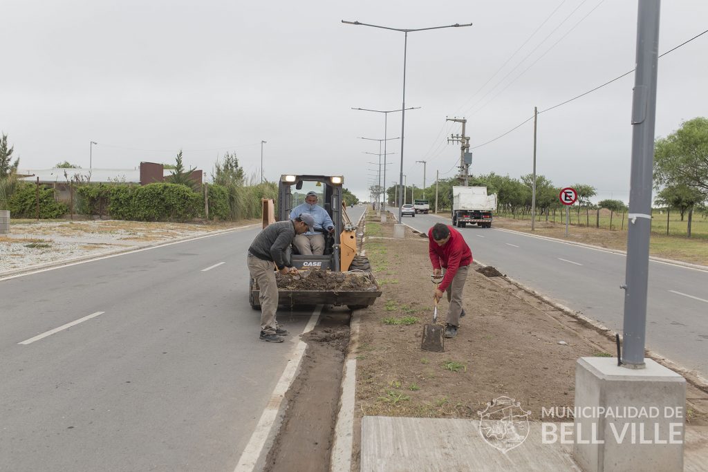 Trabajos de limpieza en el acceso Oeste por avenida Eduardo Angeloz