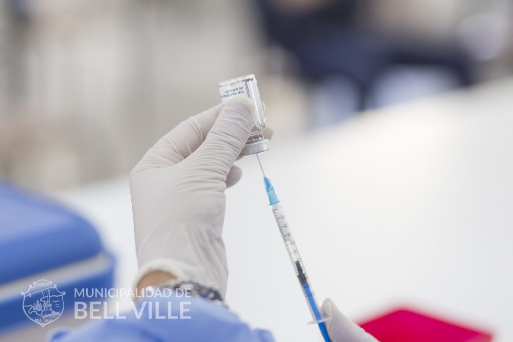 Hoy hubo 302 casos positivos y las inoculaciones alcanzaron a 614 personas