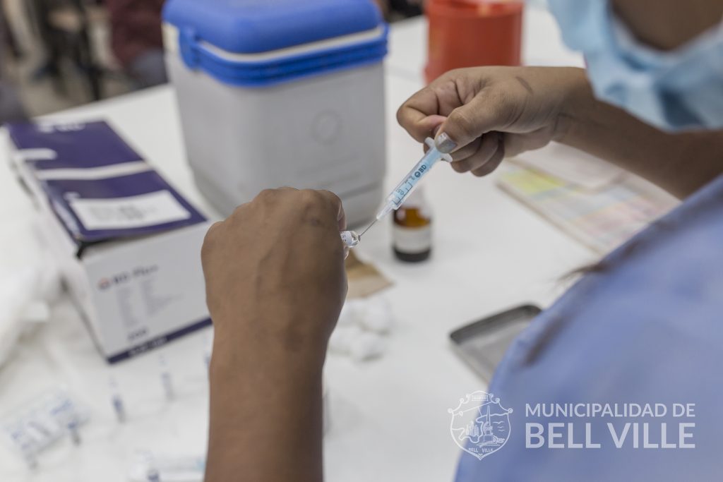 Hoy se reportaron 106 casos positivos y se vacunaron a 298 personas