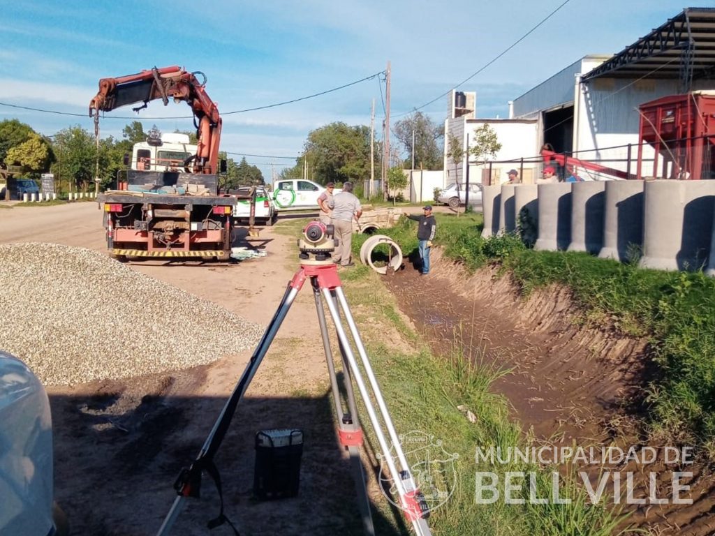 Con el trabajo conjunto con vecinos mejoran canal de desagüe de bulevar Ombú