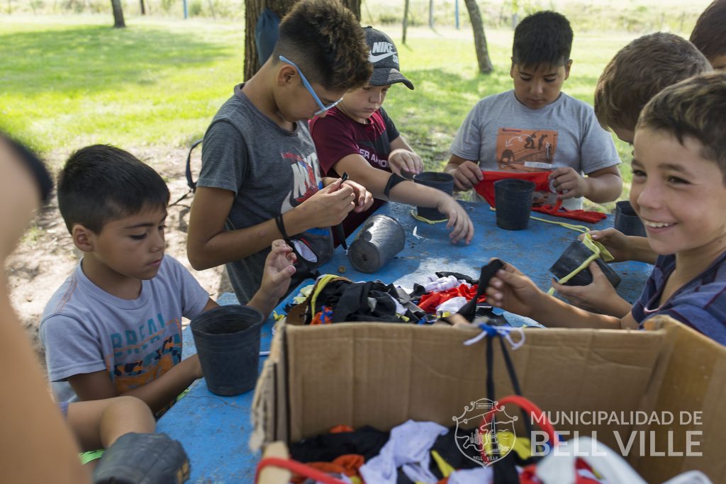 Niños y adultos disfrutan de la Escuela Municipal de Verano
