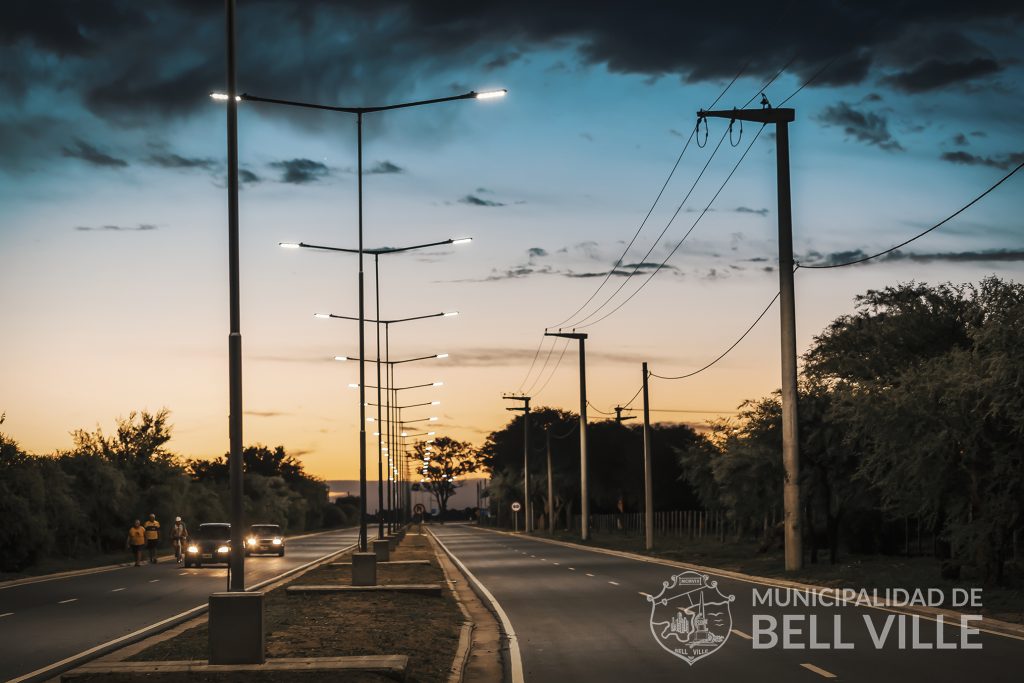 El acceso Oeste por avenida Eduardo Angeloz ya luce totalmente iluminado