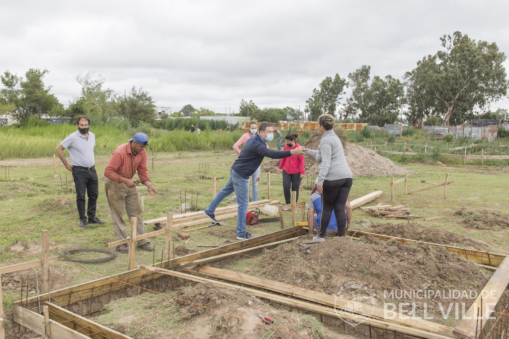 Con esfuerzo propio y ayuda mutua se están construyendo las 10 viviendas sociales