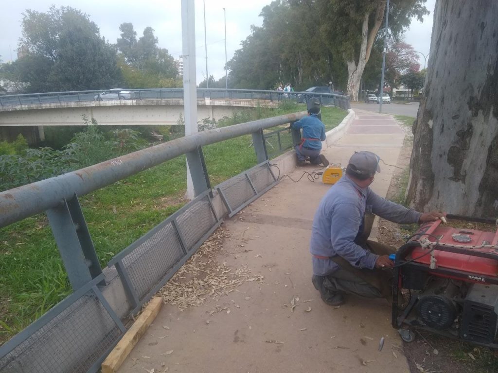 Completan barandas en cercanías del puente Frondizi