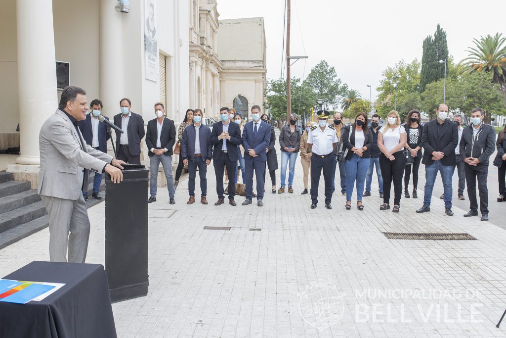 El ministro de Seguridad entregó dos móviles y prometió más cámaras de videoseguridad