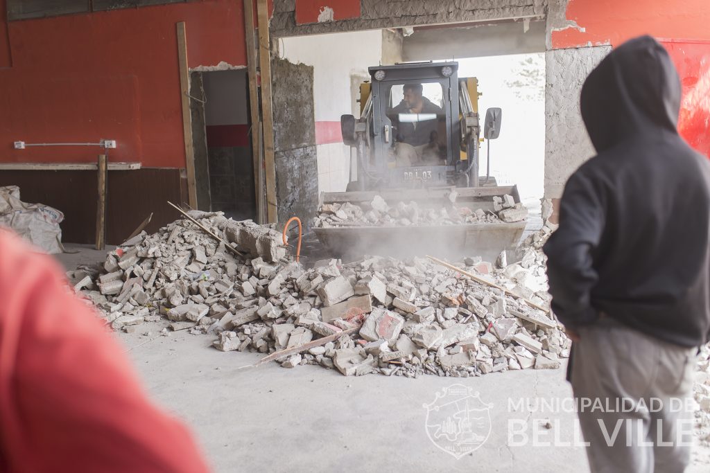 Se retiran escombros del Club Central para compactado de calles de tierra