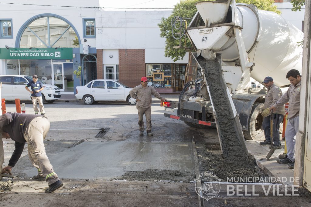 Se está reparando el ingreso al edificio municipal por calle Córdoba