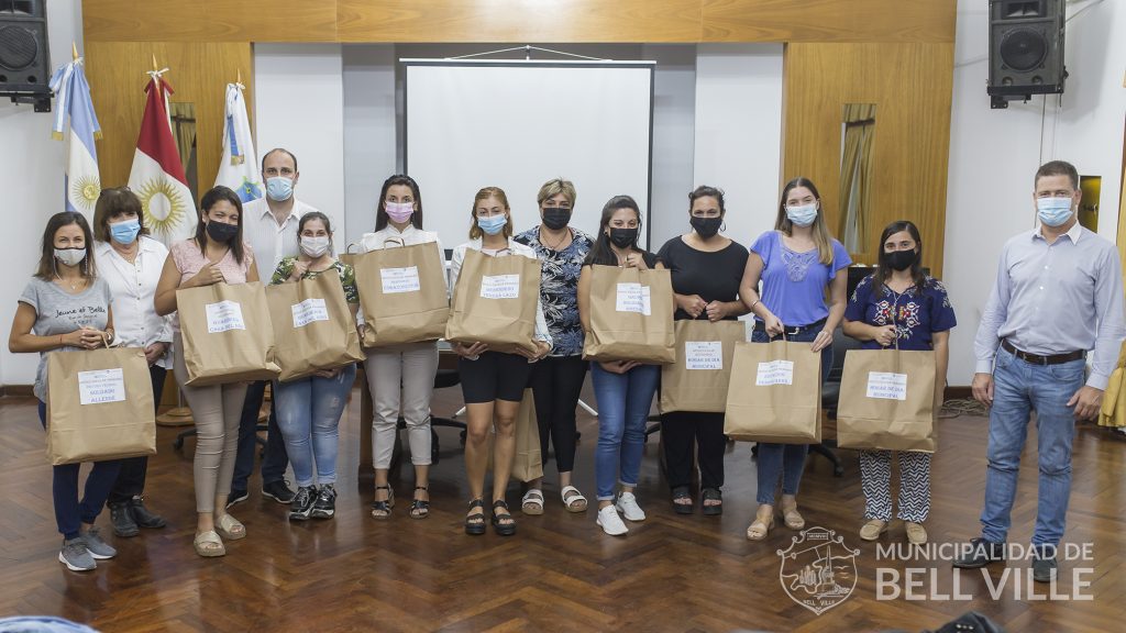 Los docentes recibieron el material necesario para el apoyo escolar