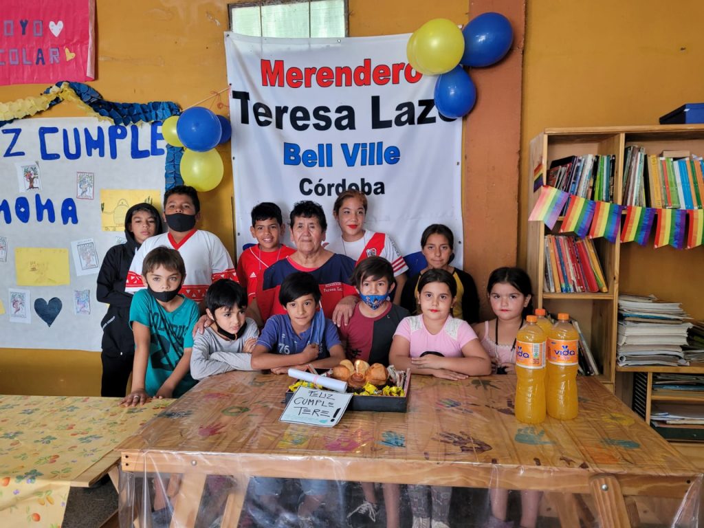 Niños y docentes de los Núcleos Barriales saludaron a Teresa Lazo en su cumpleaños