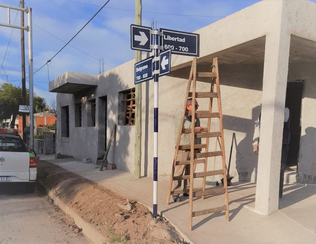 Continúa el recambio e instalación de nomencladores