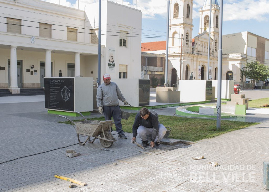 Se reparan veredas de la Plaza 25 de Mayo