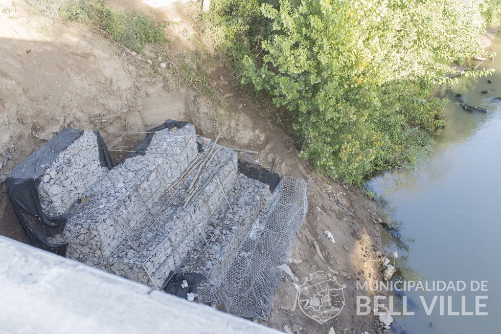 Se construyen las defensas contra erosiones del agua en el nuevo puente