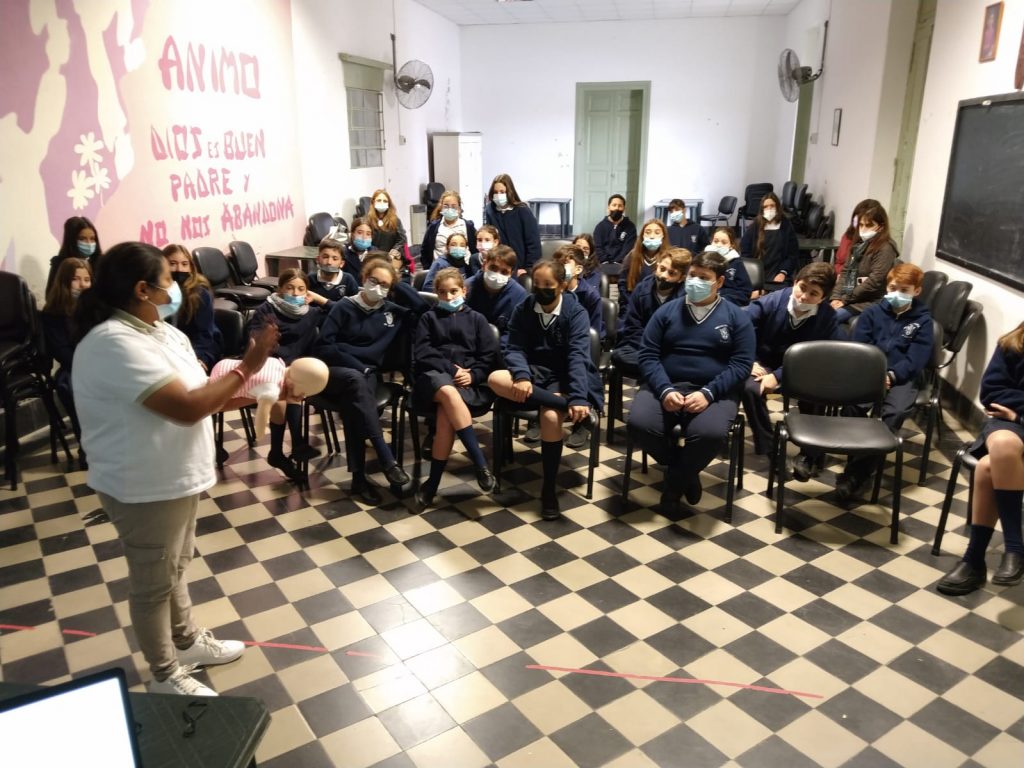 Prosiguen las charlas a estudiantes sobre educación vial y primeros auxilios