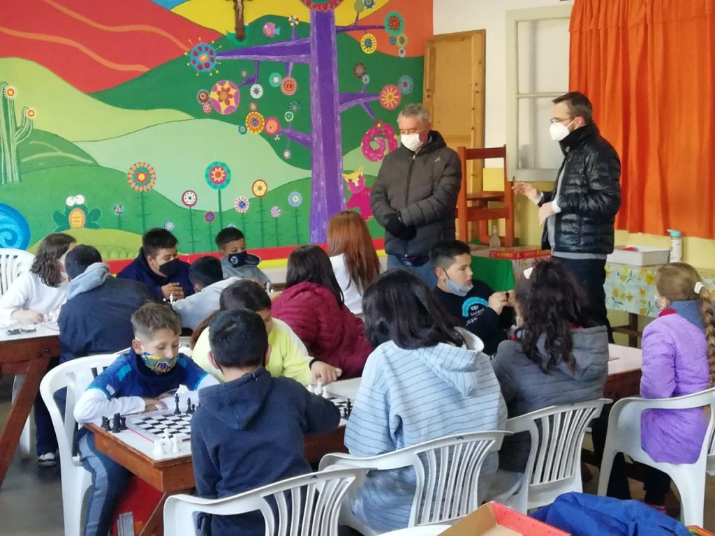 El Ajedrez Social implementado por la Municipalidad llegó a la Escuela Alberdi