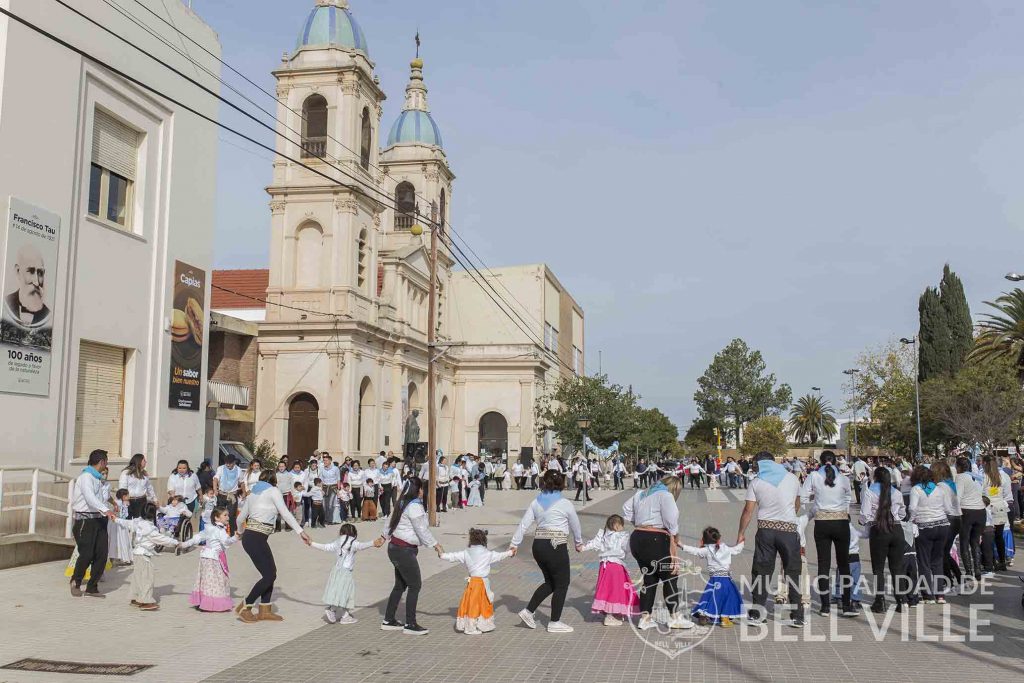 La Esc. Provincia del Neuquén presentó el Pericón Nacional en la plaza 25 de Mayo