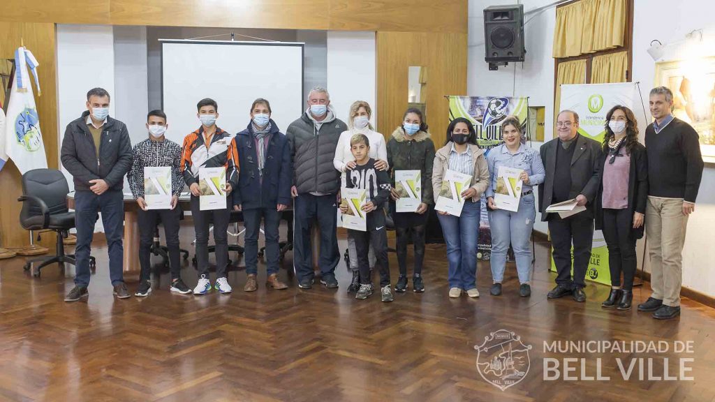 En reconocimiento municipal al esfuerzo y constancia, se entregaron las becas deportivas 2022