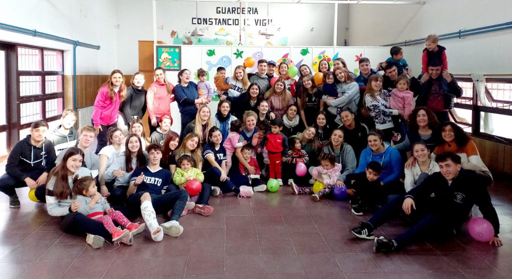 Estudiantes del Colegio del Huerto en la Guardería Constancio C. Vigil
