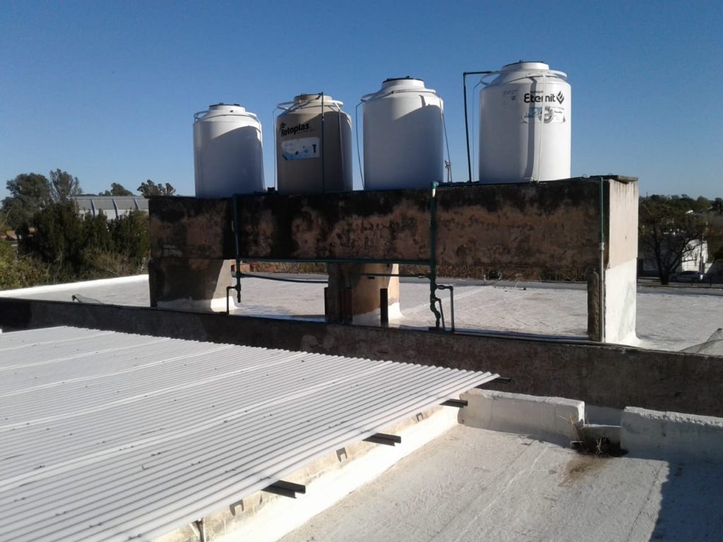 Destruyeron los cuatro tanques para agua instalados recientemente en la Esc. Ex Comercial