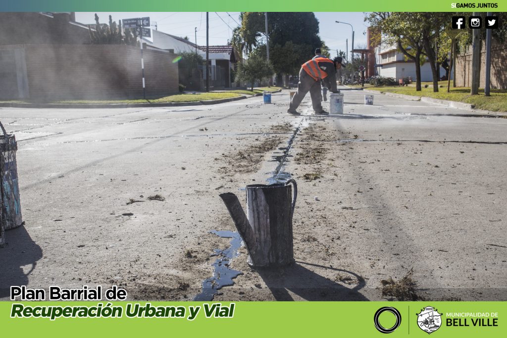 Se están cumpliendo una nueva etapa del tomado de juntas con asfalto en calles de hormigón