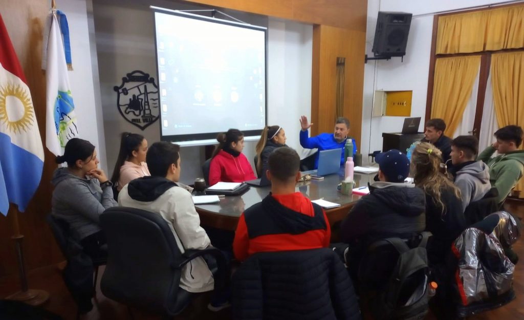 Con el aporte de la Municipalidad se dictó un curso para entrenadores de básquet