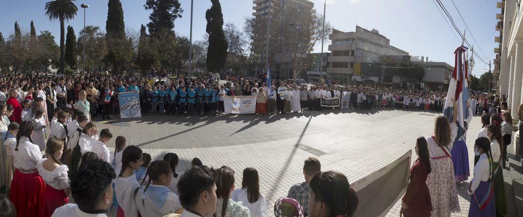 Colorido y convocante festejo por las calles céntricas en el Día del Folclore