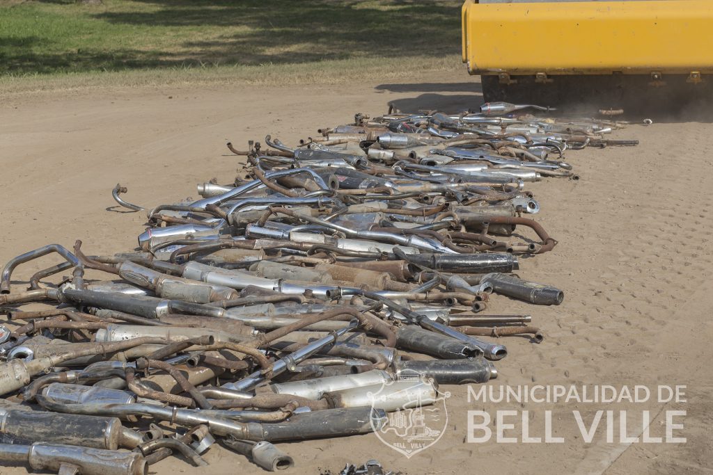 Se destruyeron 270 caños de escapes de motocicletas, secuestradas en constantes operativos