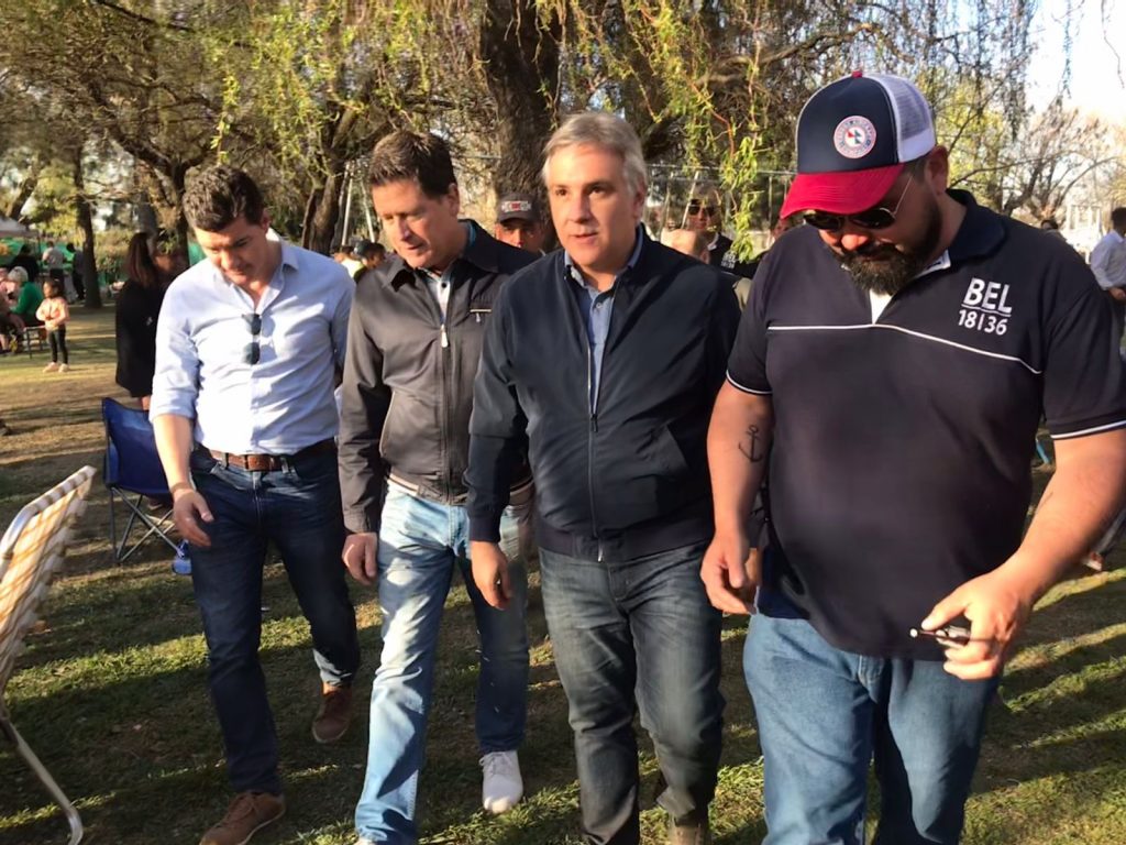 El intendente acompañó a su par de Córdoba en pleno festival aéreo del Aero Club