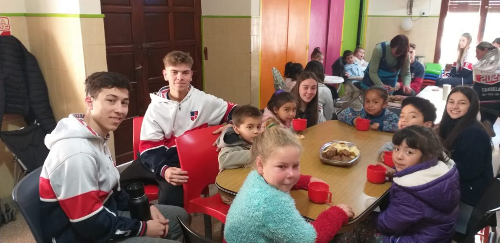 El Colegio San José compartió gratos momentos con los pequeños de la Casa del Niño