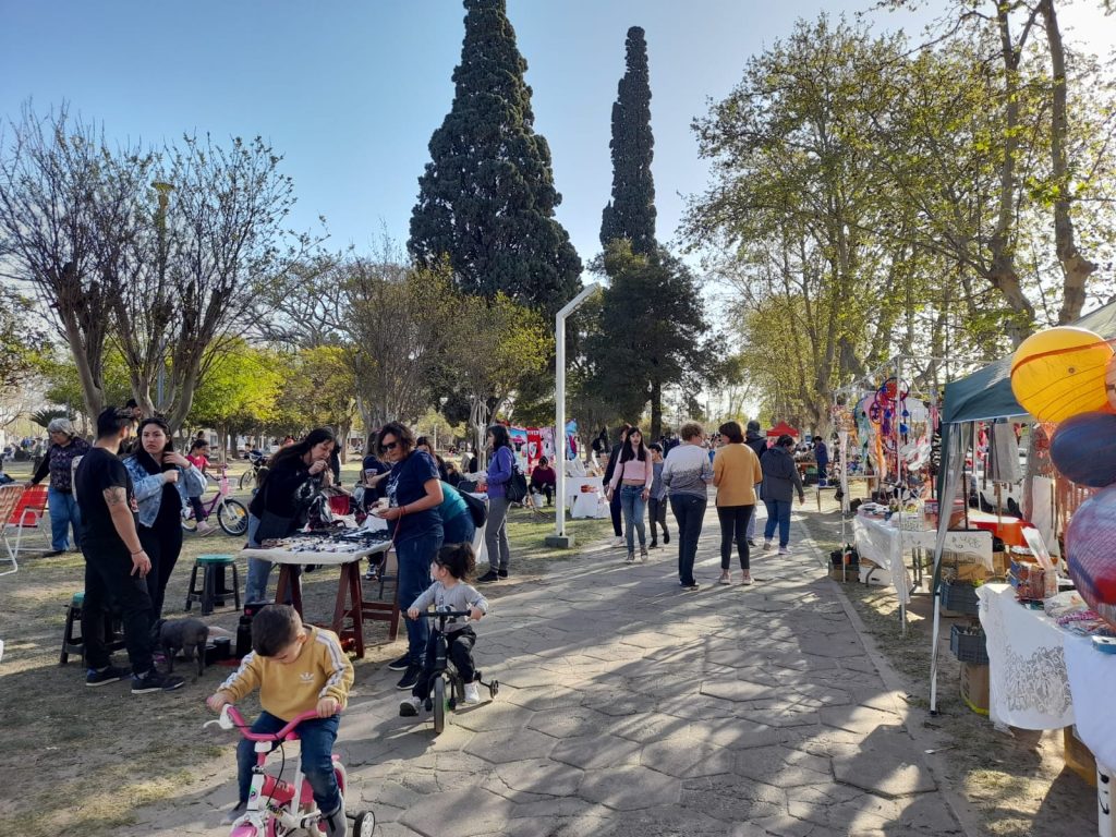 En cada feria de Plaza Haedo se incrementa el número de expositores y vecinos