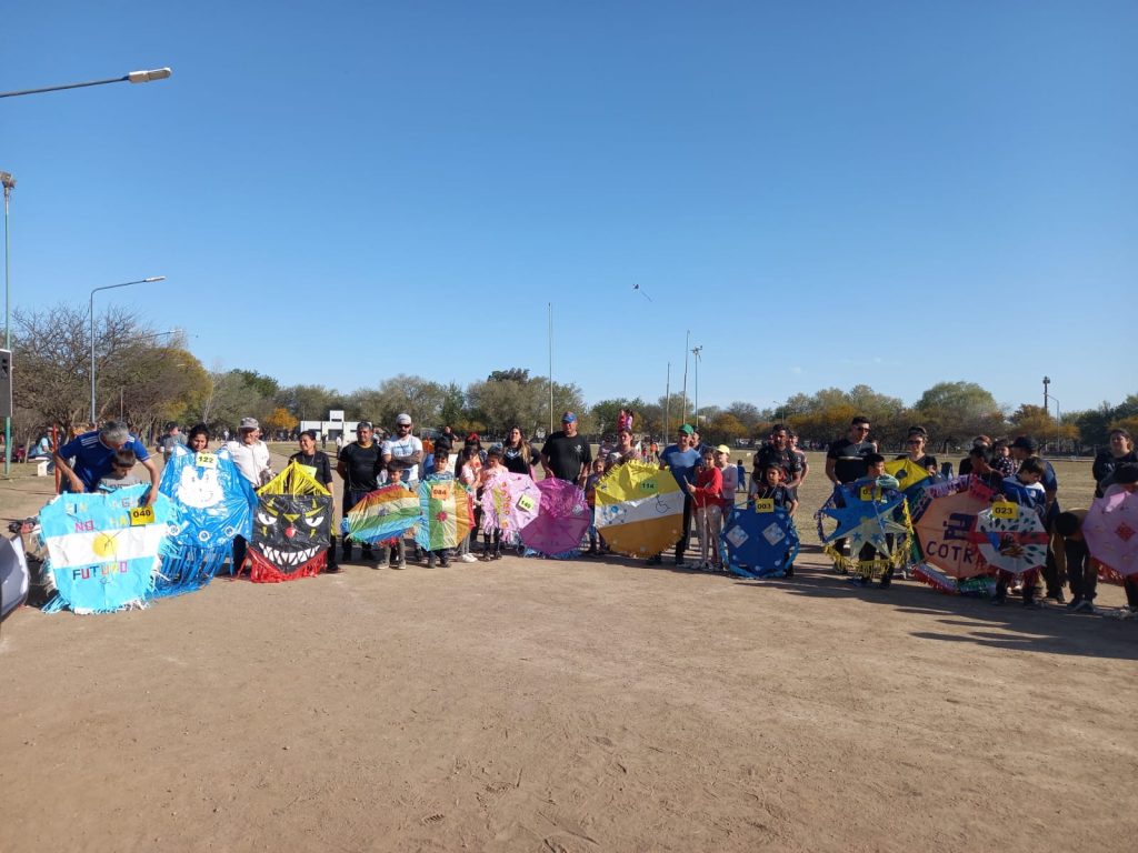 La imaginación voló con la “barrileteada” del domingo organizada por el cooperativismo