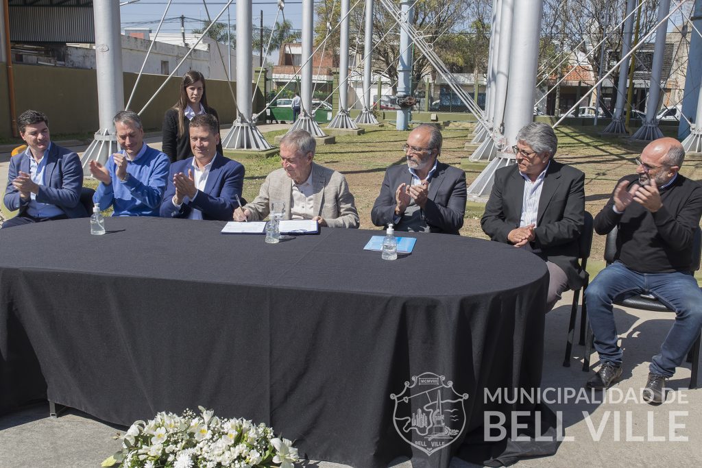 El gobernador de la provincia anunció un nuevo puente y obras de saneamiento