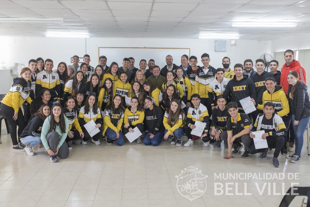 El municipio entregó carnets de manipulador de alimentos a alumnos de la Ex ENET