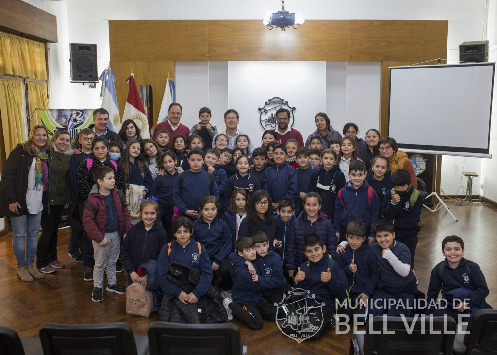Alumnos de la Esc. Ponciano Vivanco fueron recibidos por el intendente