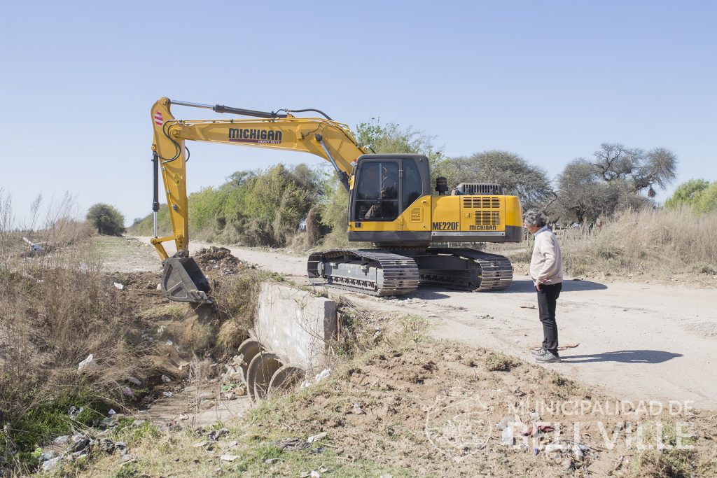 Limpieza constante de canales de desagües urbanos y periurbanos