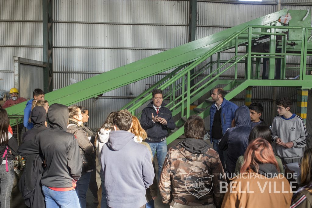 El intendente acompañó a alumnos en una visita a la planta de residuos reciclables